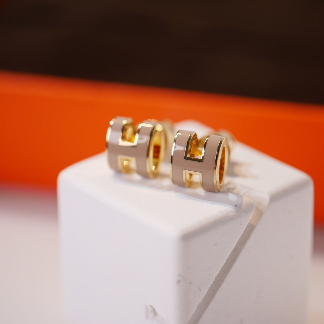 [Ornora Jewelry]MINI POP H GOLD EARRINGS GREY