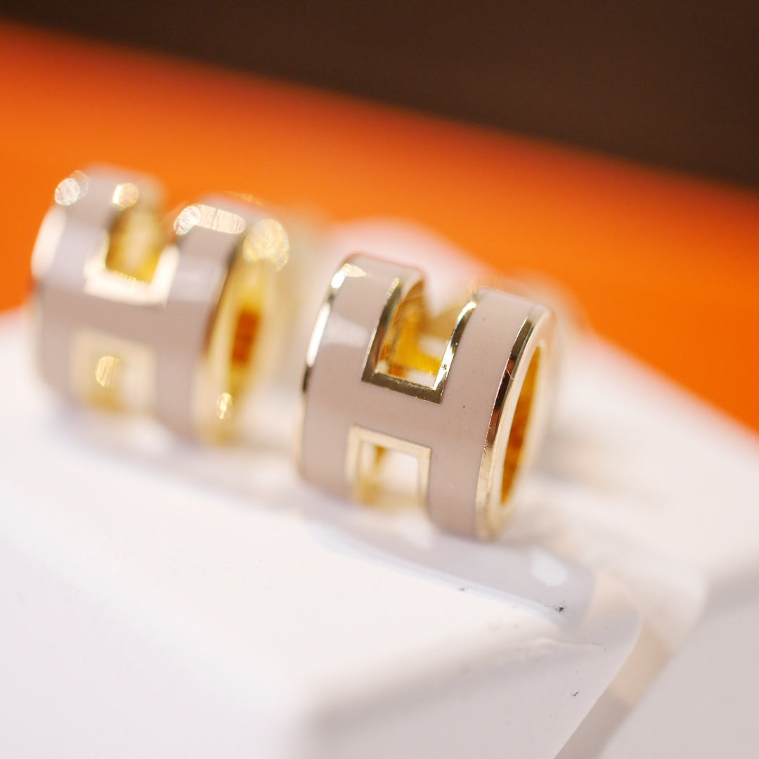[Ornora Jewelry]MINI POP H GOLD EARRINGS GREY