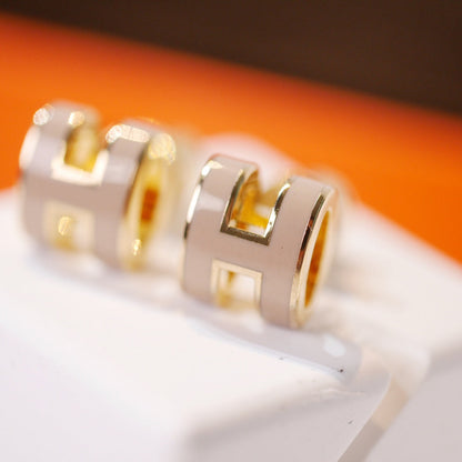 [Ornora Jewelry]MINI POP H GOLD EARRINGS GREY