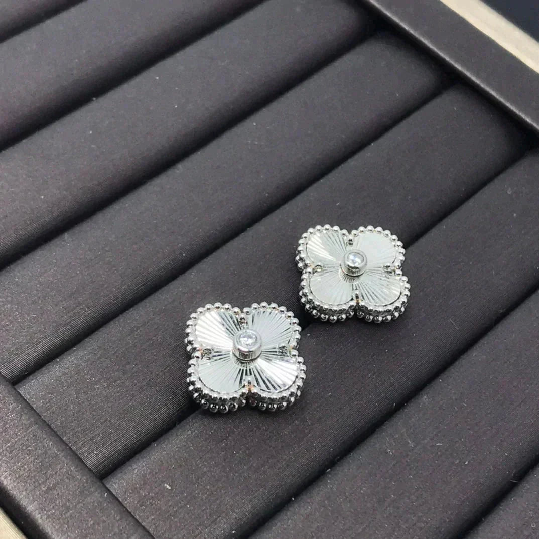 [Ornora Jewelry]CLOVER MINI 9.5MM LASER EARRINGS