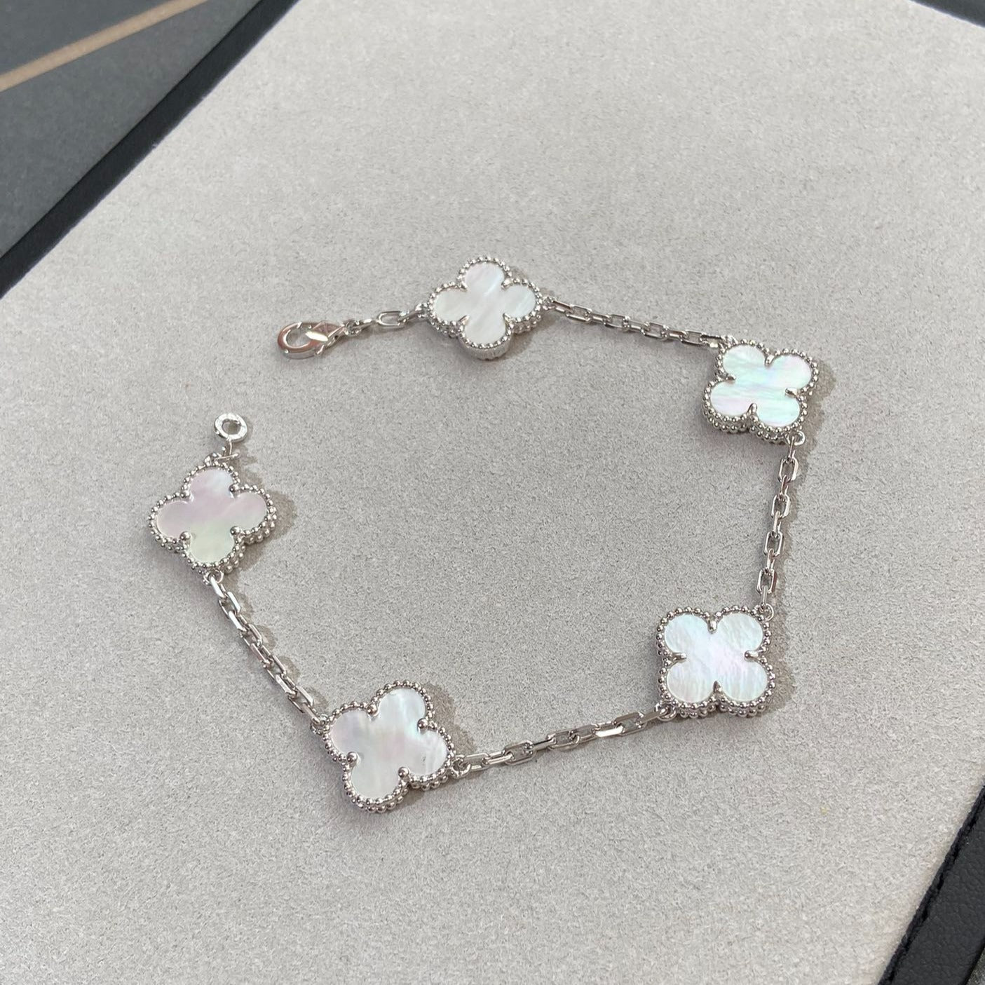 [Ornora Jewelry]CLOVER WHITE PEARL MOP 5 MOTIF BRACELET COLLECTION