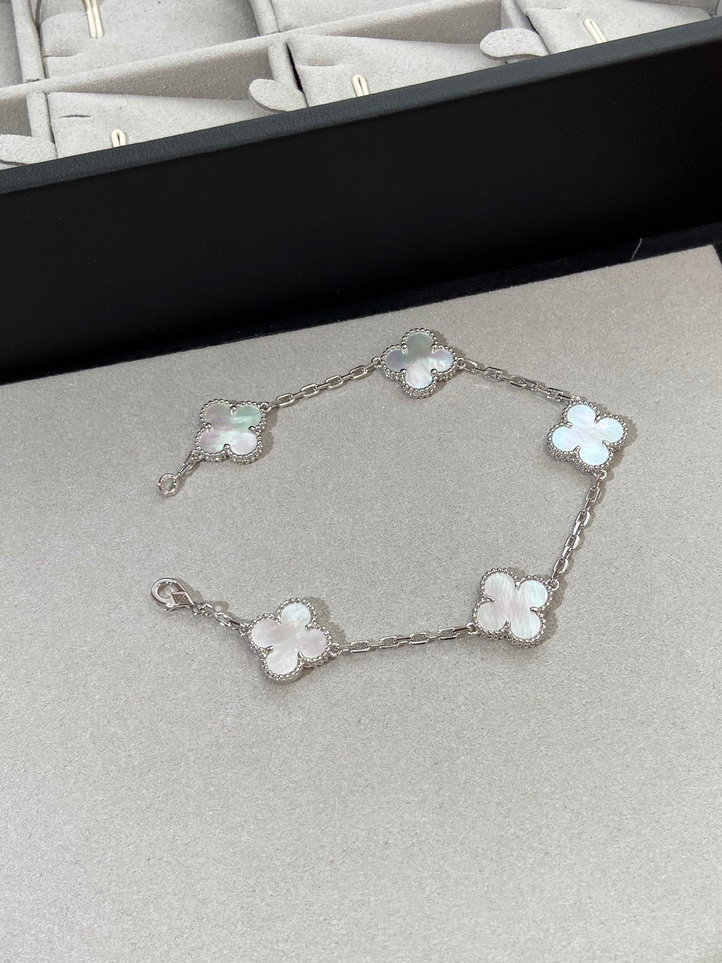 [Ornora Jewelry]CLOVER WHITE PEARL MOP 5 MOTIF BRACELET COLLECTION