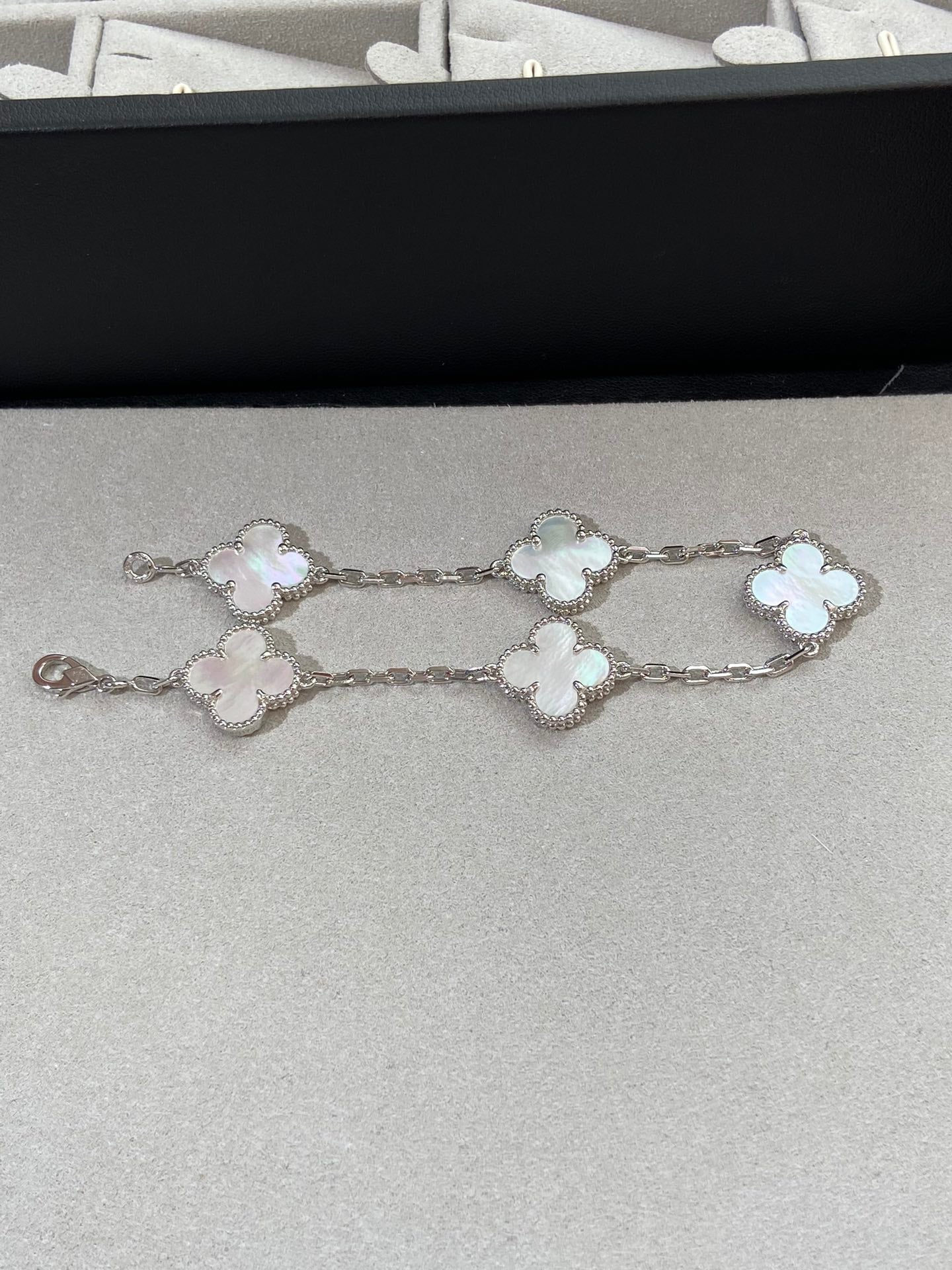 [Ornora Jewelry]CLOVER WHITE PEARL MOP 5 MOTIF BRACELET COLLECTION