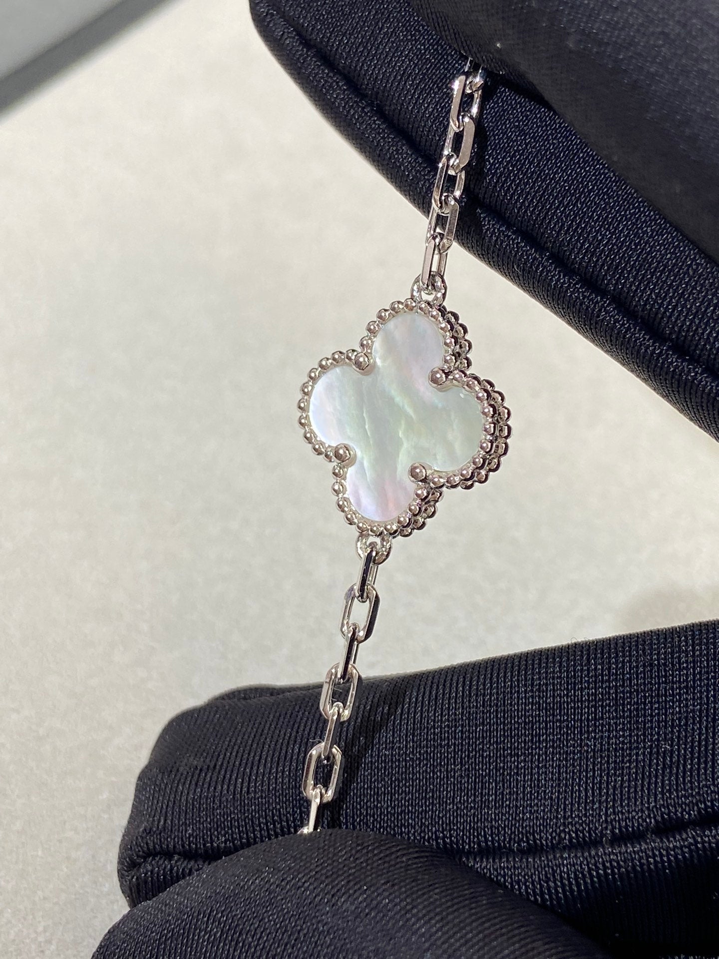 [Ornora Jewelry]CLOVER WHITE PEARL MOP 5 MOTIF BRACELET COLLECTION