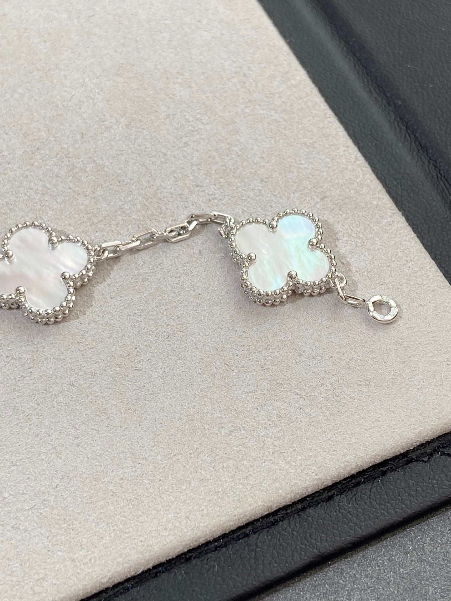 [Ornora Jewelry]CLOVER WHITE PEARL MOP 5 MOTIF BRACELET COLLECTION