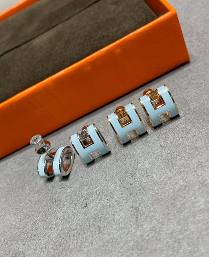 [Ornora Jewelry]POP H SKY BLUE STUD EARRINGS