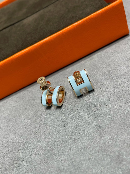 [Ornora Jewelry]POP H SKY BLUE STUD EARRINGS