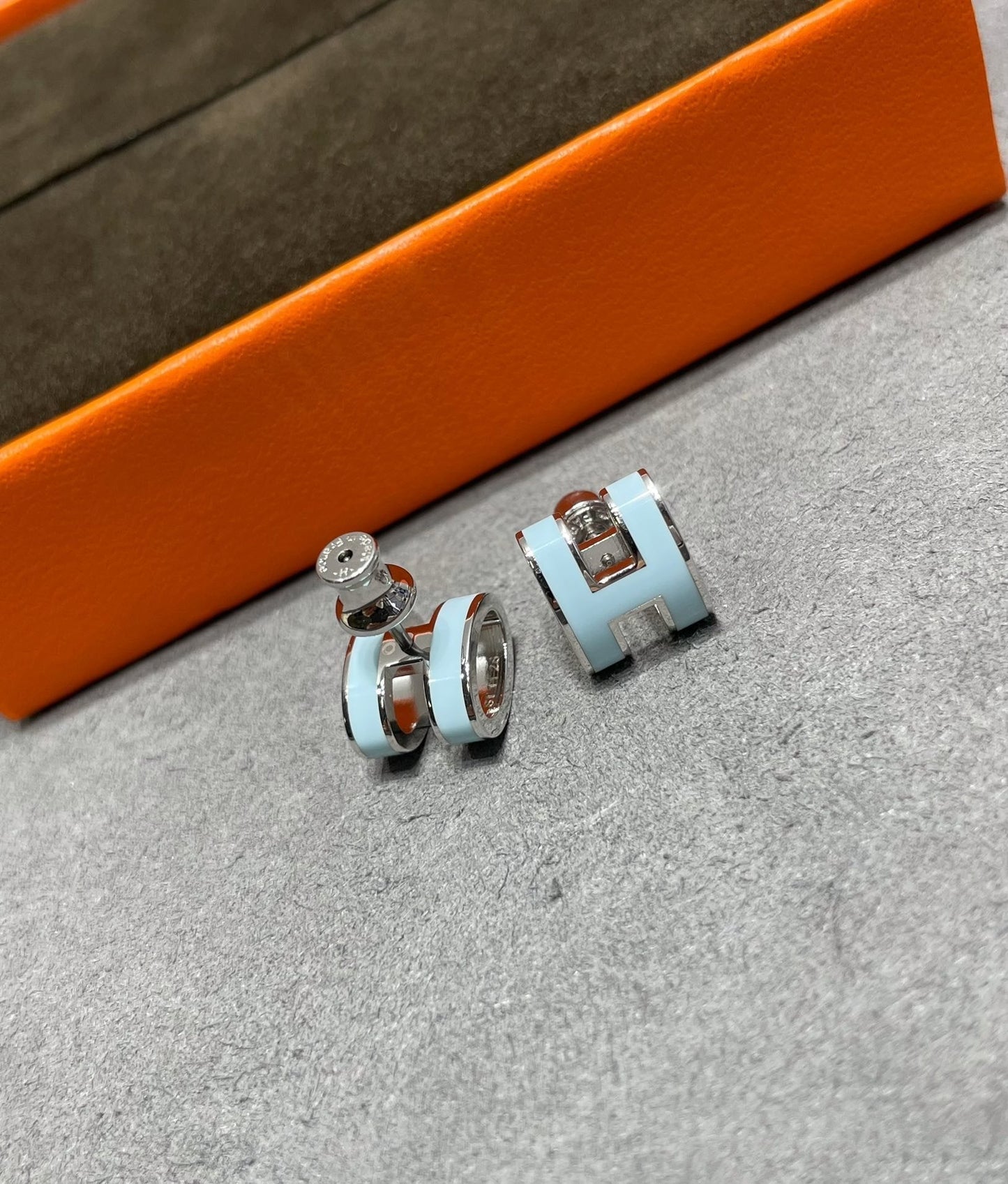 [Ornora Jewelry]POP H SKY BLUE STUD EARRINGS