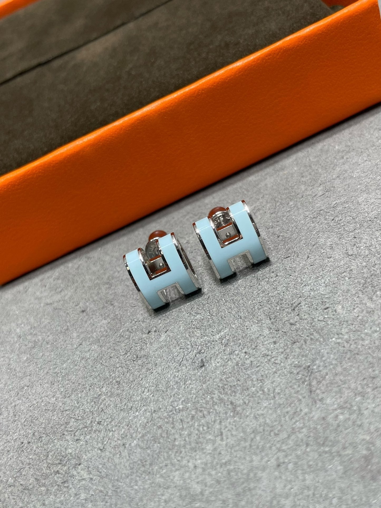 [Ornora Jewelry]POP H SKY BLUE STUD EARRINGS