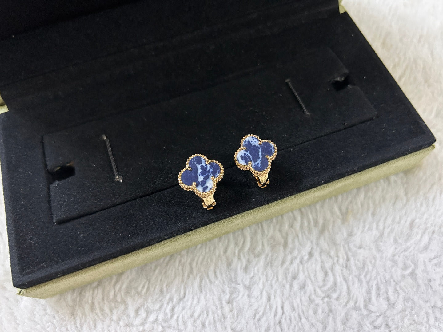 [Ornora Jewelry]CLOVER PIETERSITE MEDIUM STUD EARRINGS