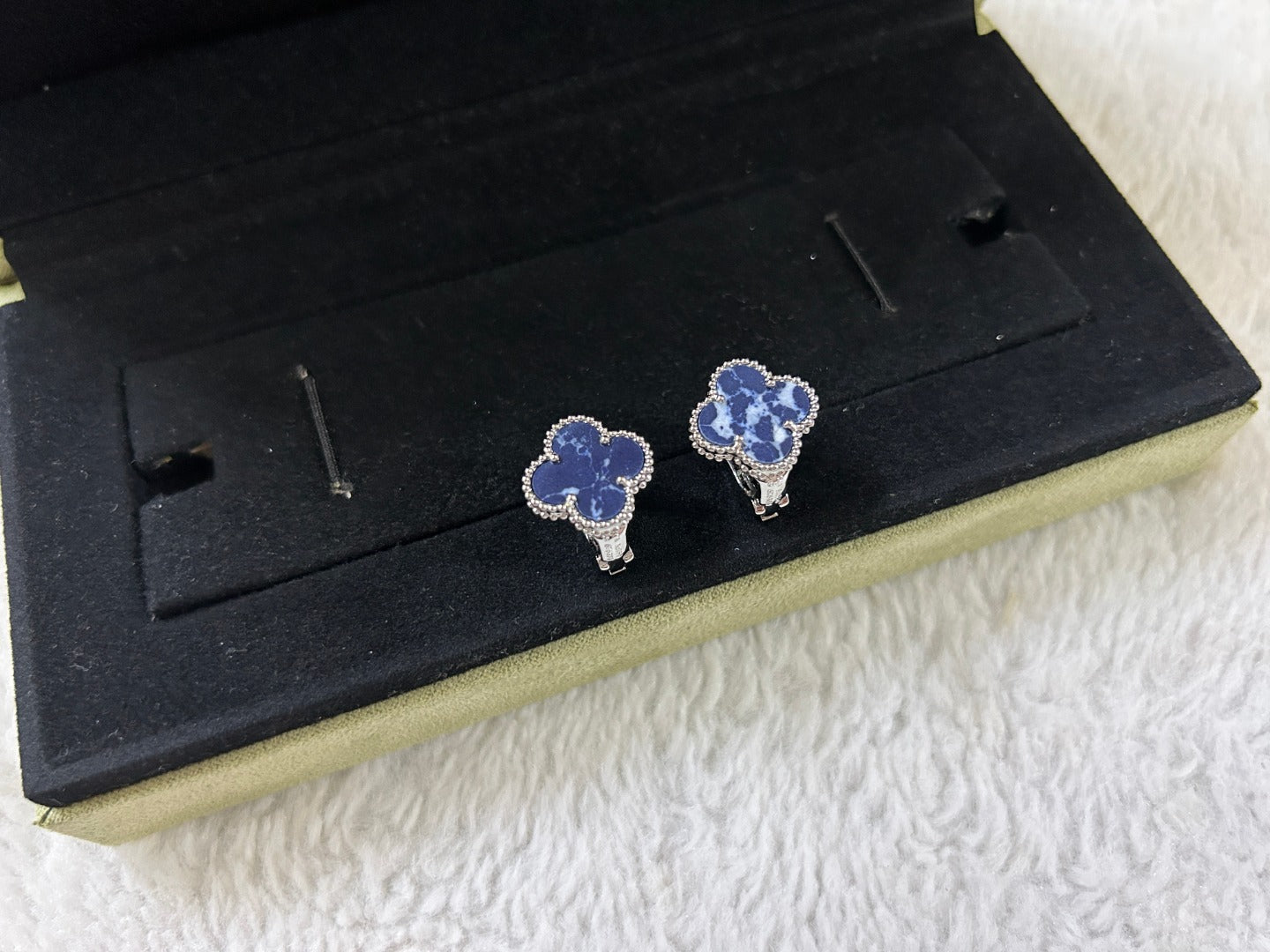 [Ornora Jewelry]CLOVER PIETERSITE MEDIUM STUD EARRINGS