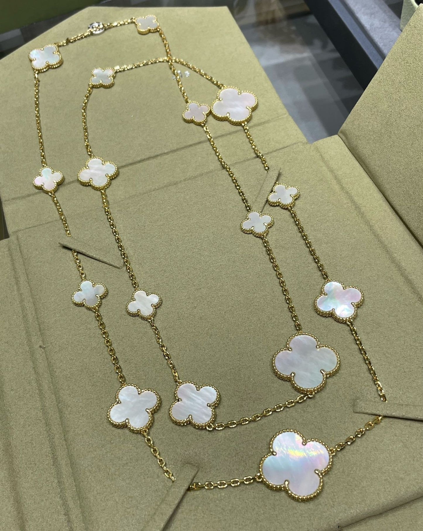 [Ornora Jewelry]CLOVER 16 MOTIF WHITE MOP GOLD NECKLACE