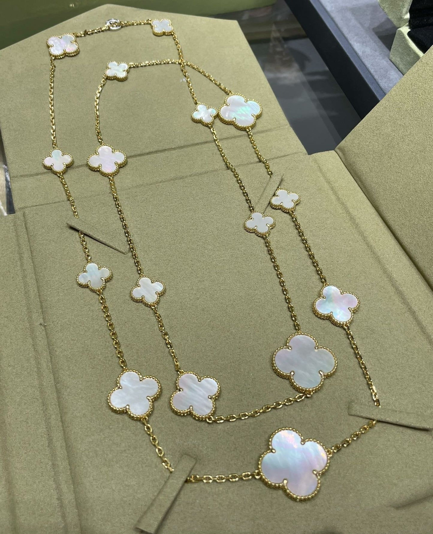 [Ornora Jewelry]CLOVER 16 MOTIF WHITE MOP GOLD NECKLACE
