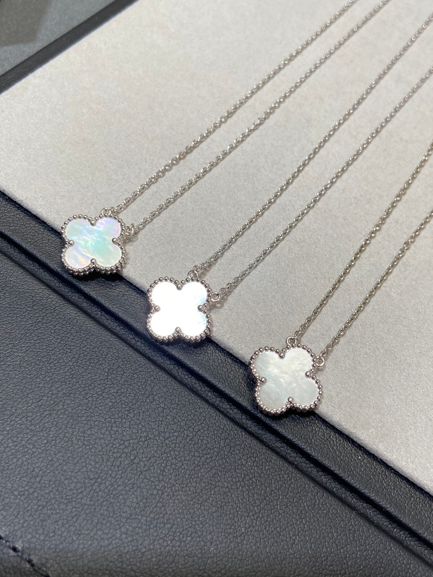 [Ornora Jewelry]CLOVER MEDIUM SILVER WHITE MOP NECKLACE