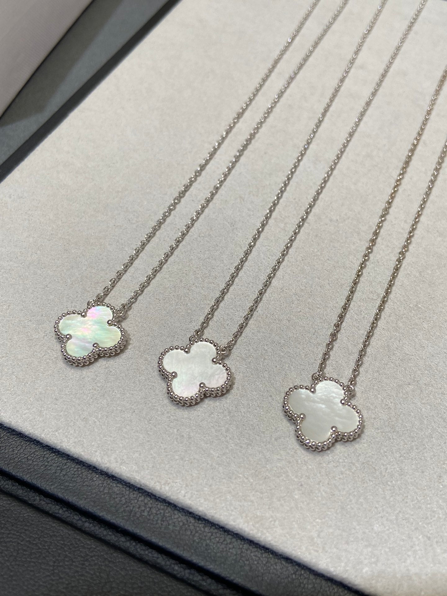 [Ornora Jewelry]CLOVER MEDIUM SILVER WHITE MOP NECKLACE