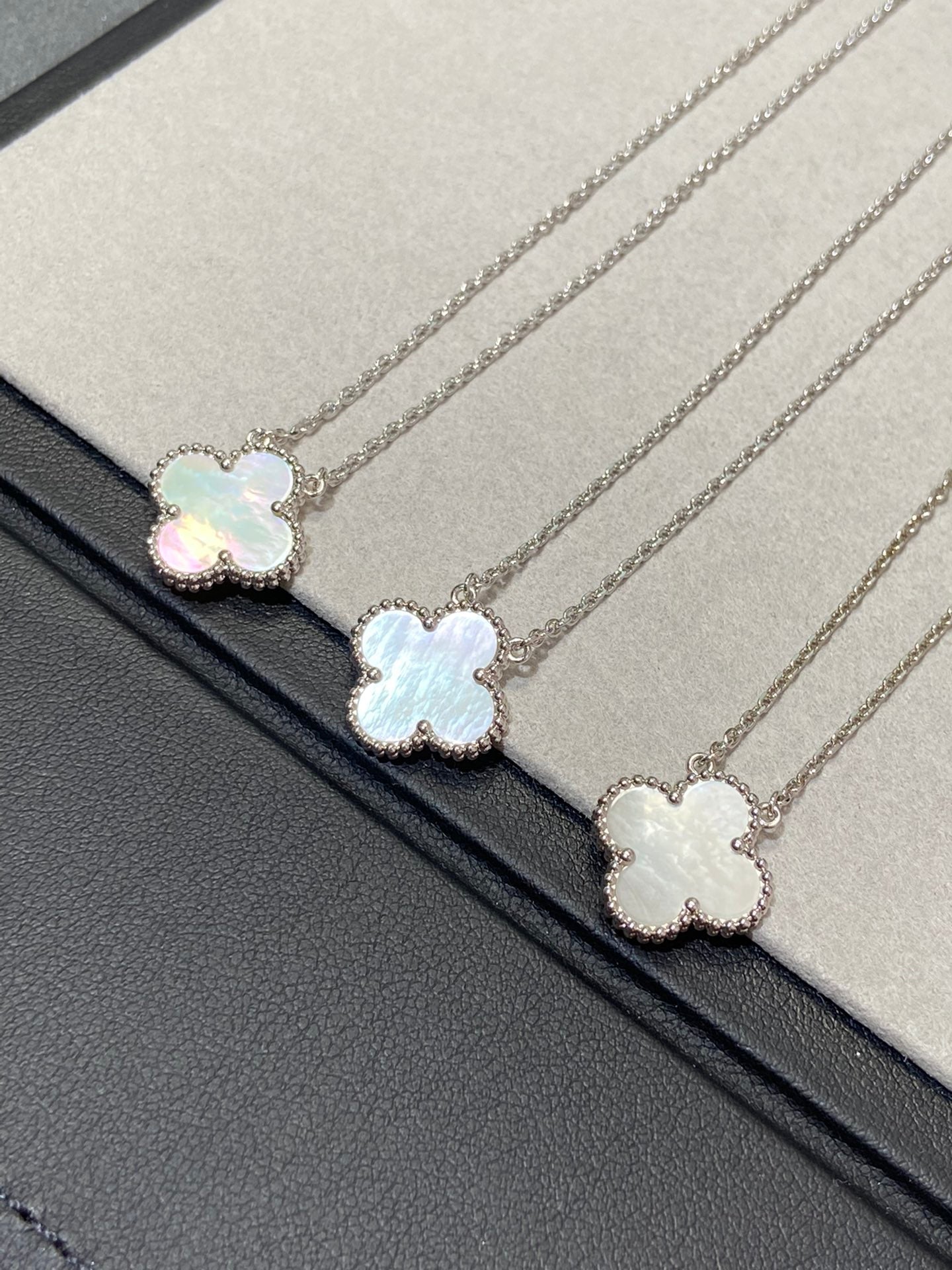 [Ornora Jewelry]CLOVER MEDIUM SILVER WHITE MOP NECKLACE