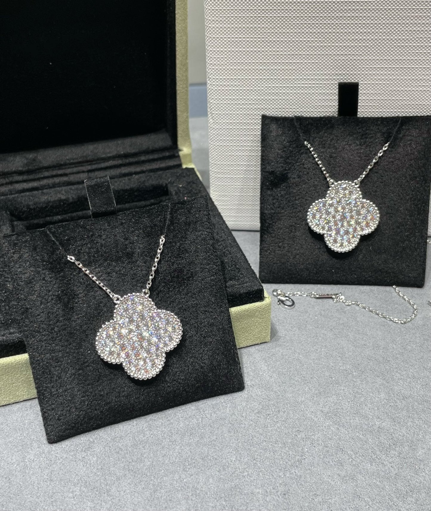 [Ornora Jewelry]CLOVER 25MM LARGE PENDANT DIAMOND PAVED SILVER NECKLACE