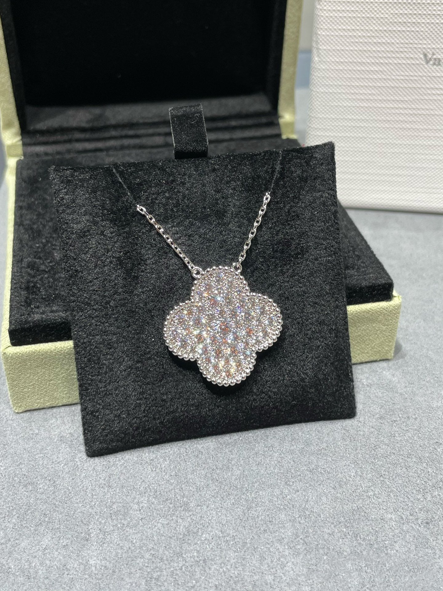 [Ornora Jewelry]CLOVER 25MM LARGE PENDANT DIAMOND PAVED SILVER NECKLACE