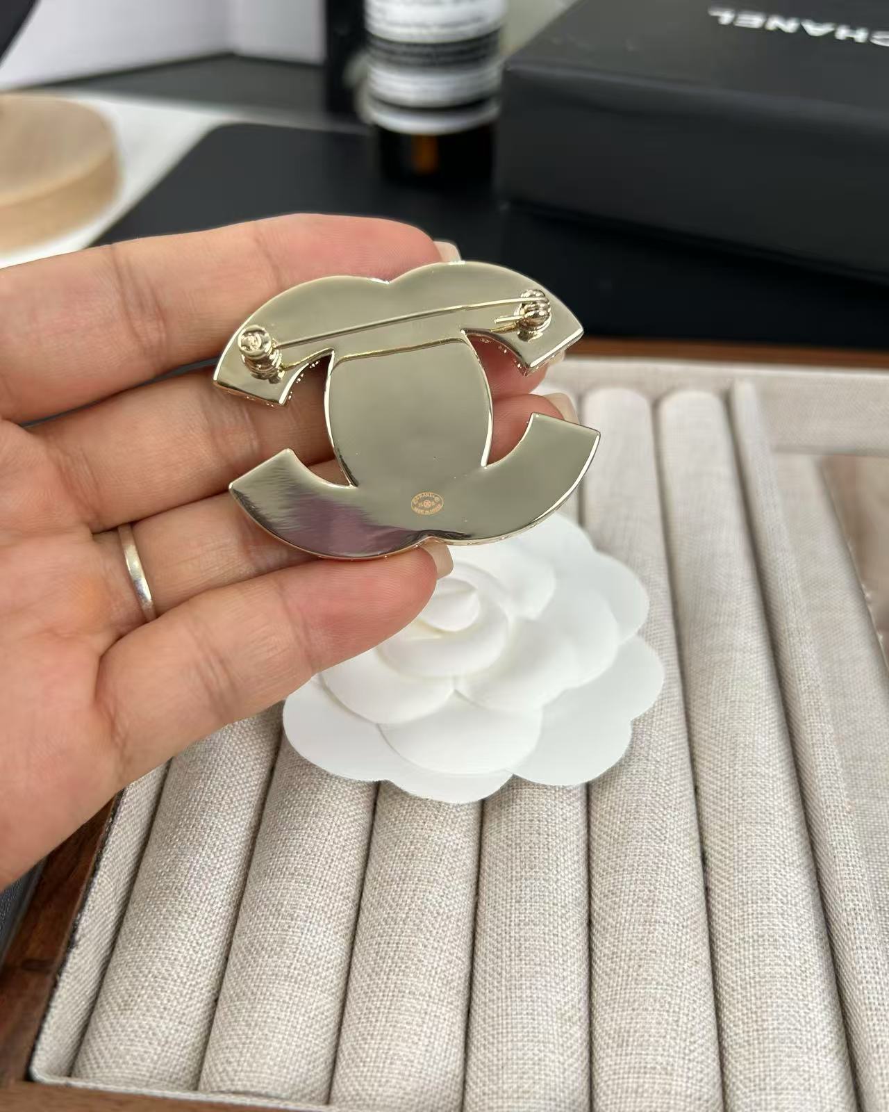 [Ornora Jewelry]Pink Resin Classic Brooch 5cm