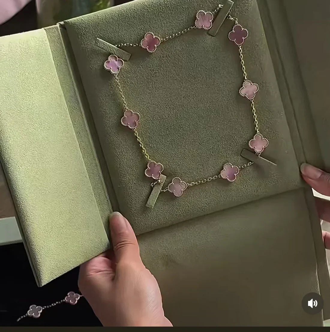 [Ornora Jewelry Jewellery] Pink Necklace with Ten Clover Designs