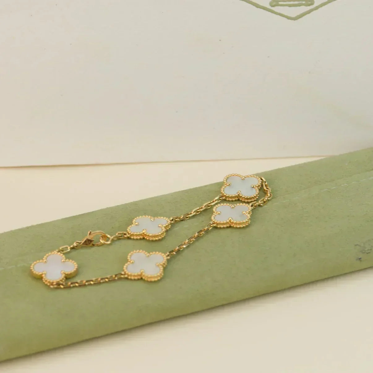 [Ornora Jewelry]CLOVER WHITE PEARL MOP 5 MOTIF BRACELET COLLECTION
