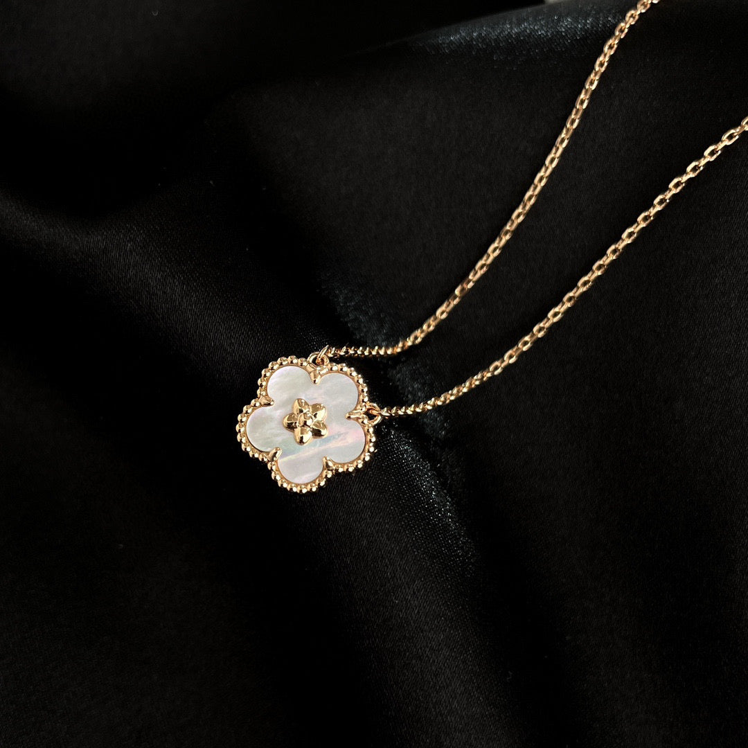 [Ornora Jewelry]LUCKY  WHITE MOP  PLUM BLOSSOM NECKLACE