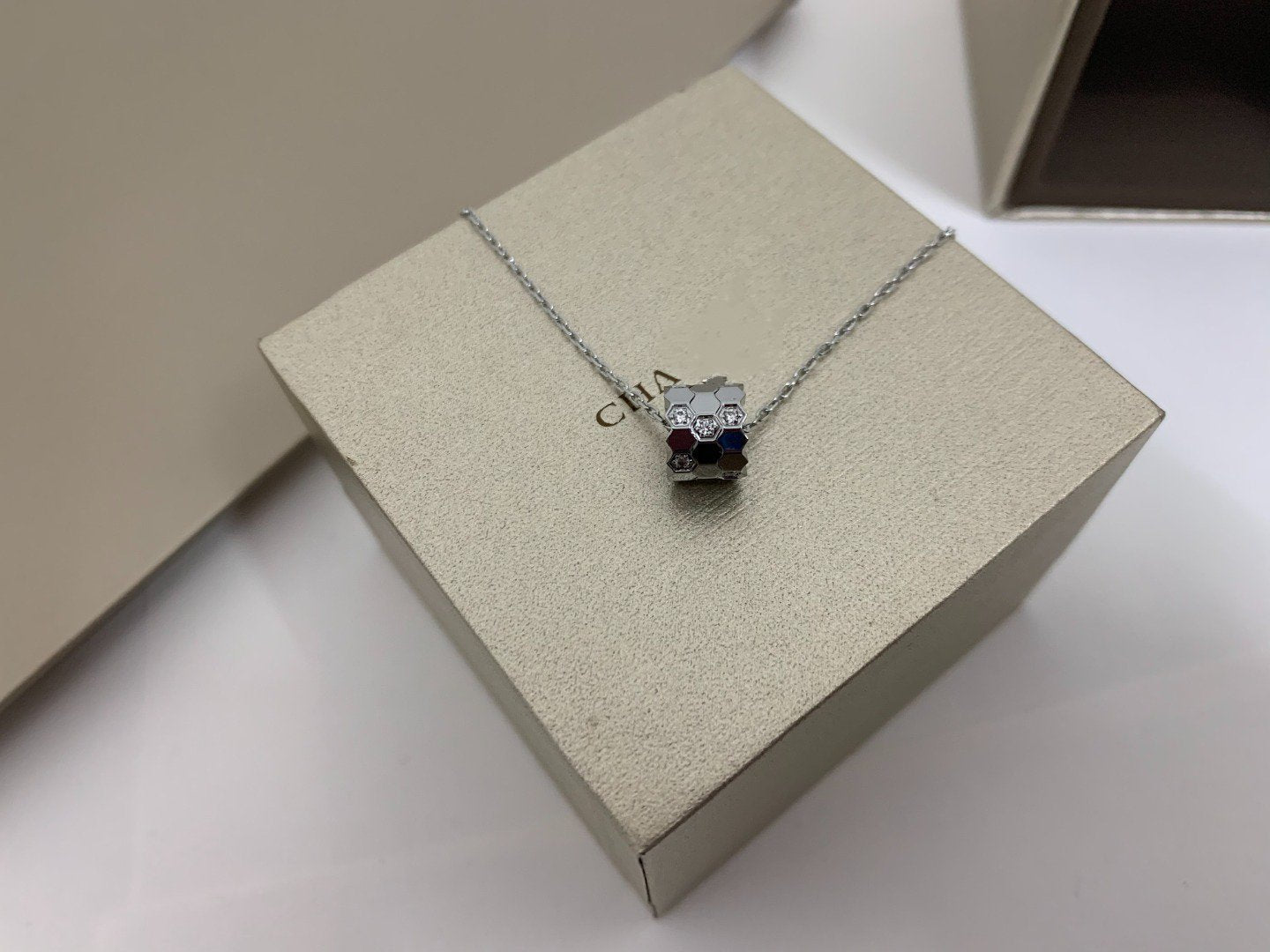 [Ornora Jewelry]BEE LOVE DIAMOND NECKLACE
