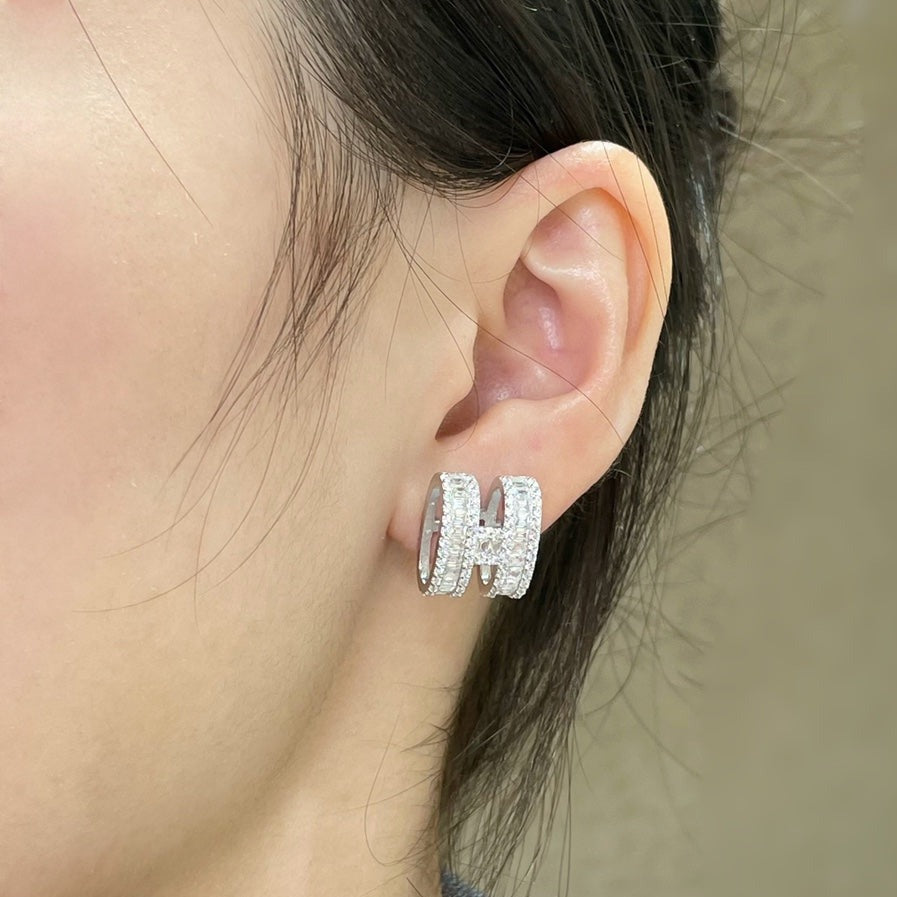 [Ornora Jewelry]H STUD EARRINGS WITH SILVER DIAMONDS