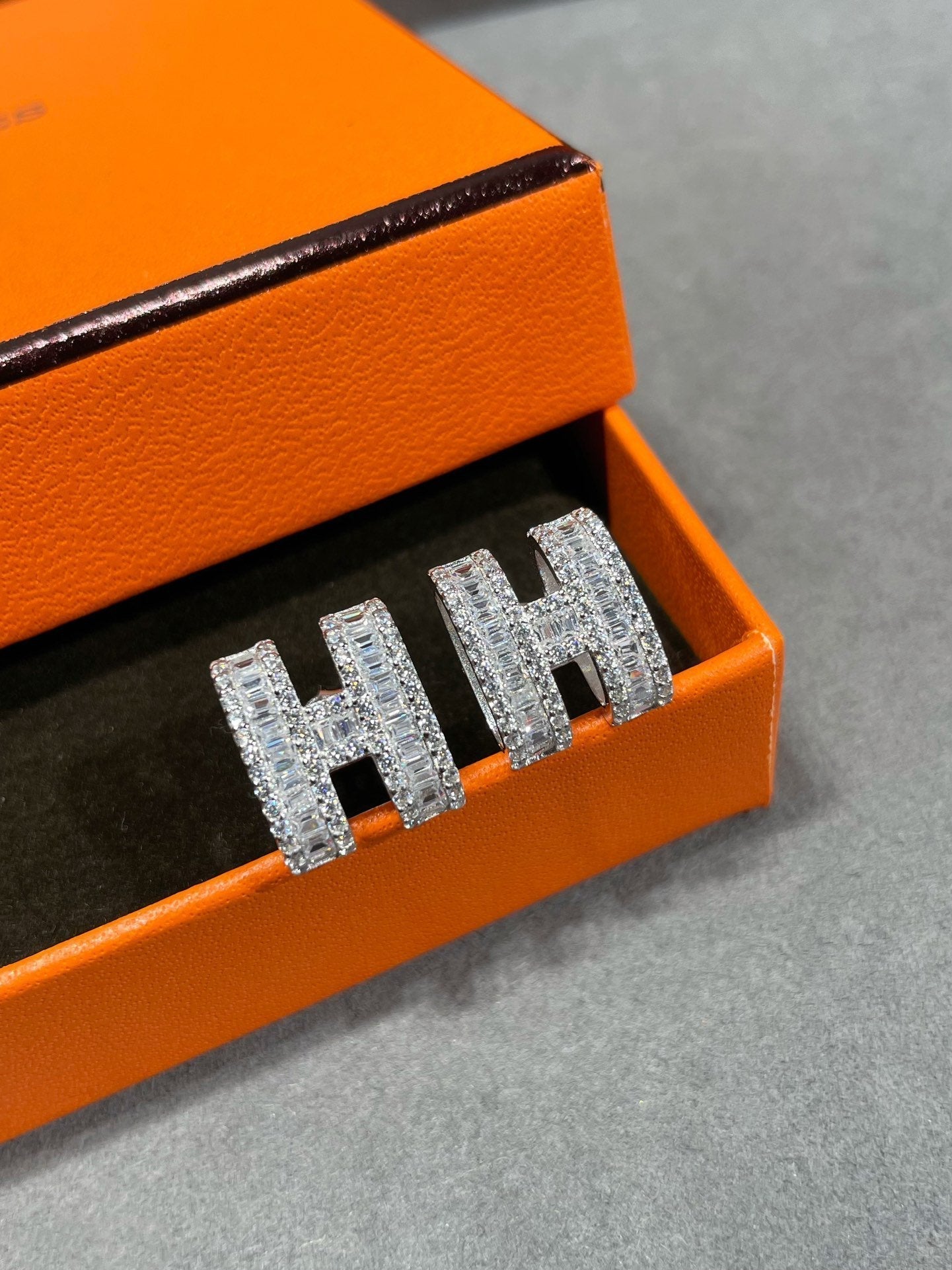 [Ornora Jewelry]H STUD EARRINGS WITH SILVER DIAMONDS