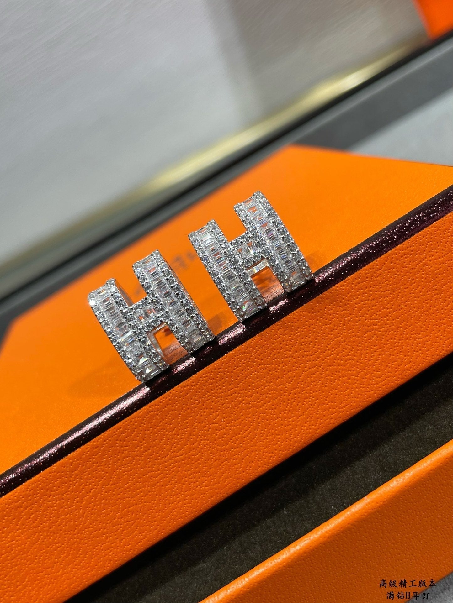 [Ornora Jewelry]H STUD EARRINGS WITH SILVER DIAMONDS