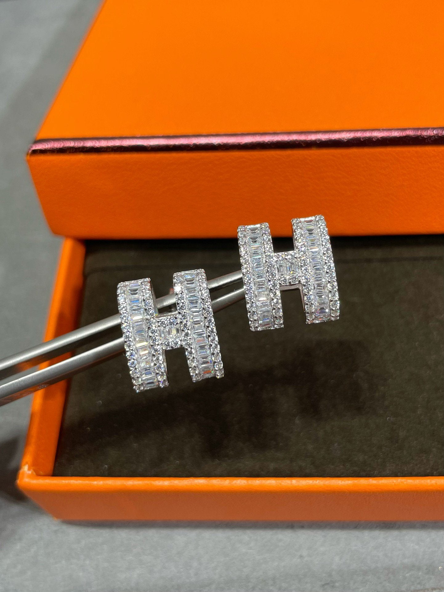 [Ornora Jewelry]H STUD EARRINGS WITH SILVER DIAMONDS
