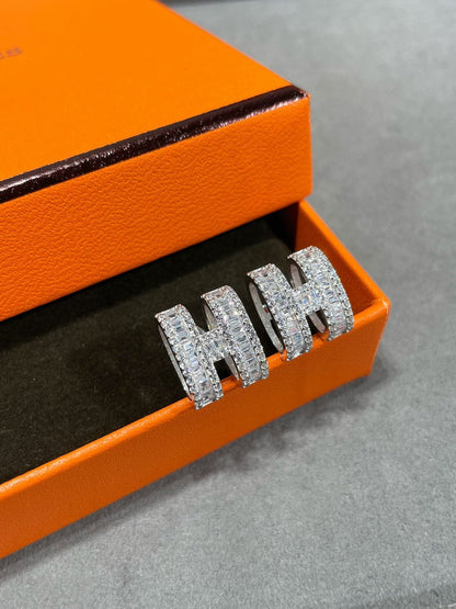 [Ornora Jewelry]H STUD EARRINGS WITH SILVER DIAMONDS