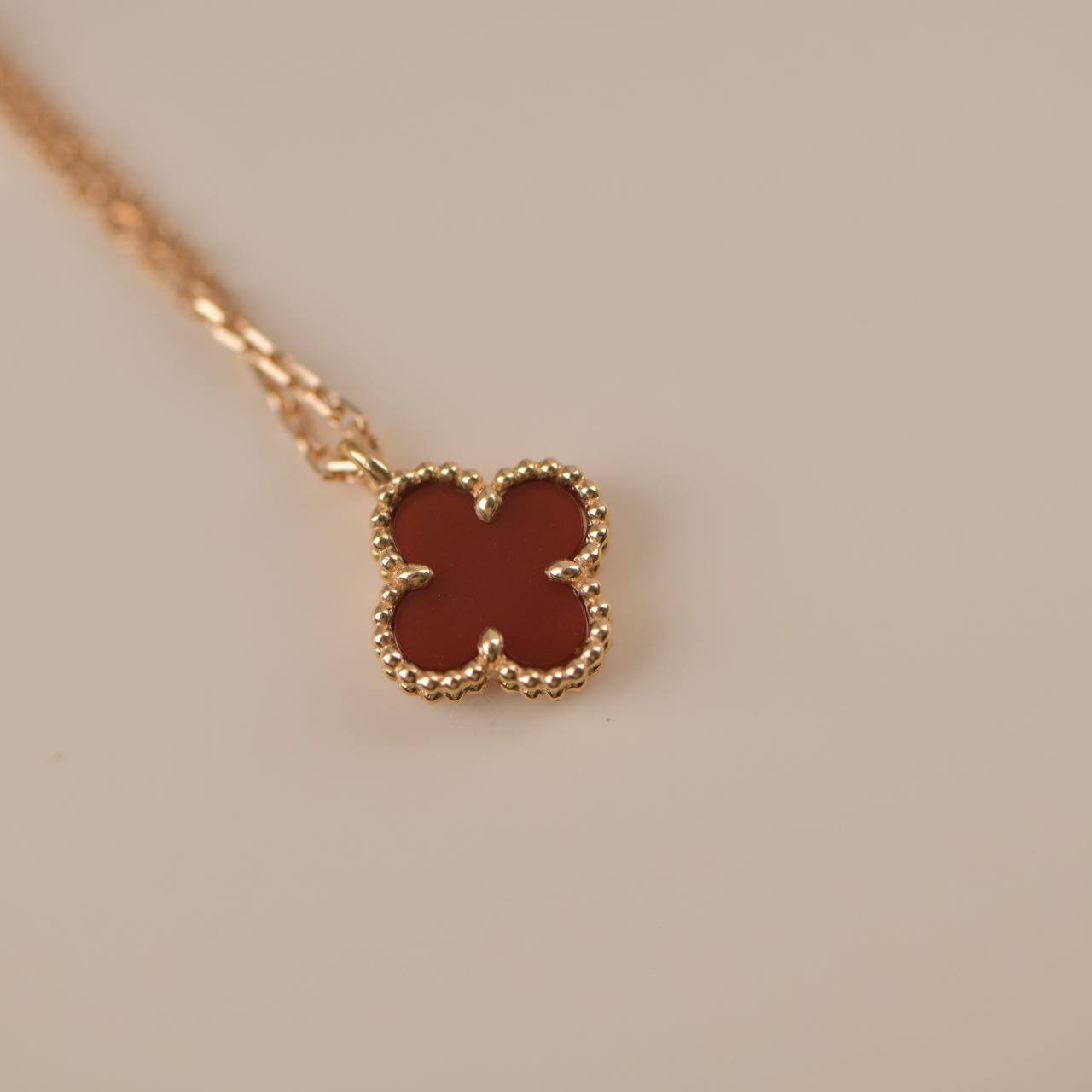 [Ornora Jewelry]CLOVER MINI 9.5MM WHITE CARNELIANS NECKLACE