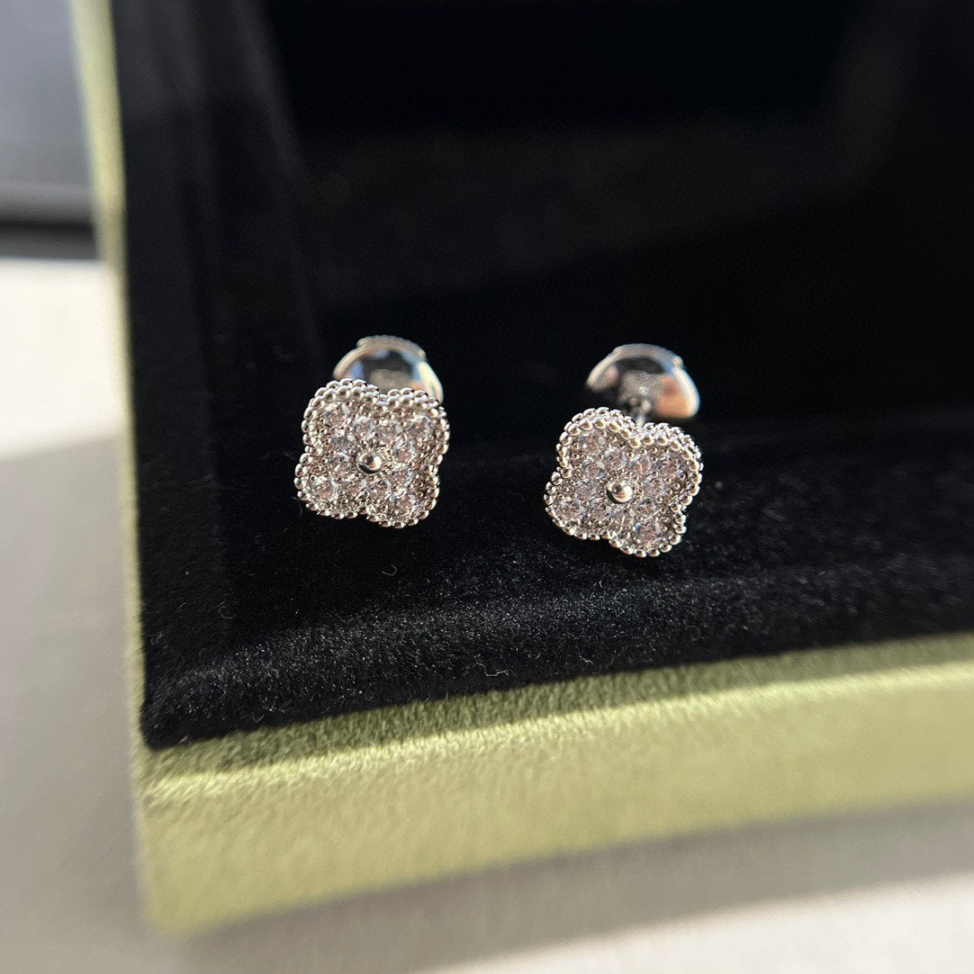 [Ornora Jewelry]CLOVER MINI DIAMOND STUD EARRINGS