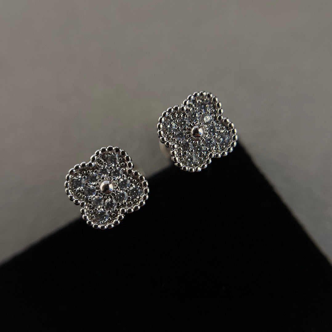 [Ornora Jewelry]CLOVER MINI DIAMOND STUD EARRINGS