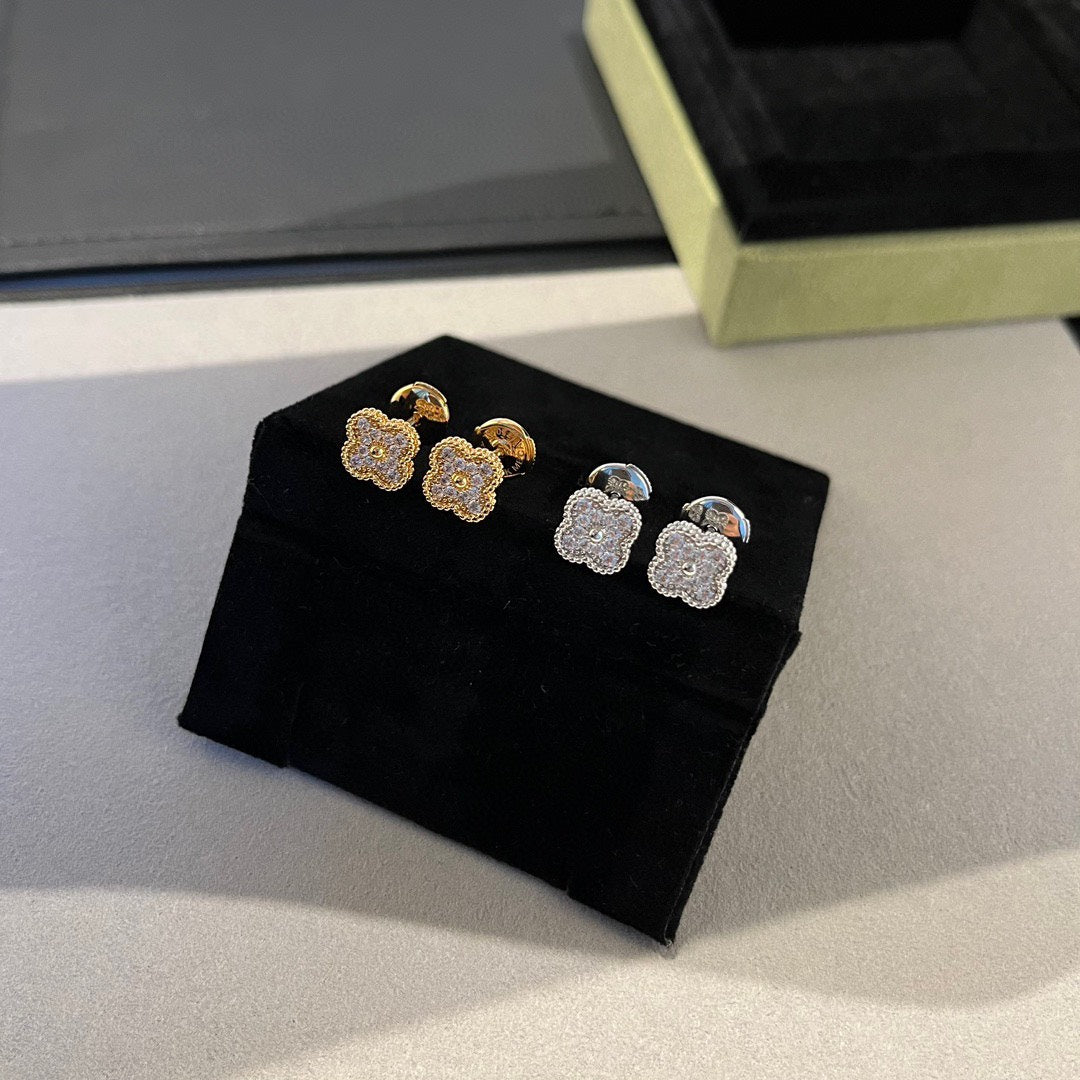 [Ornora Jewelry]CLOVER MINI DIAMOND STUD EARRINGS